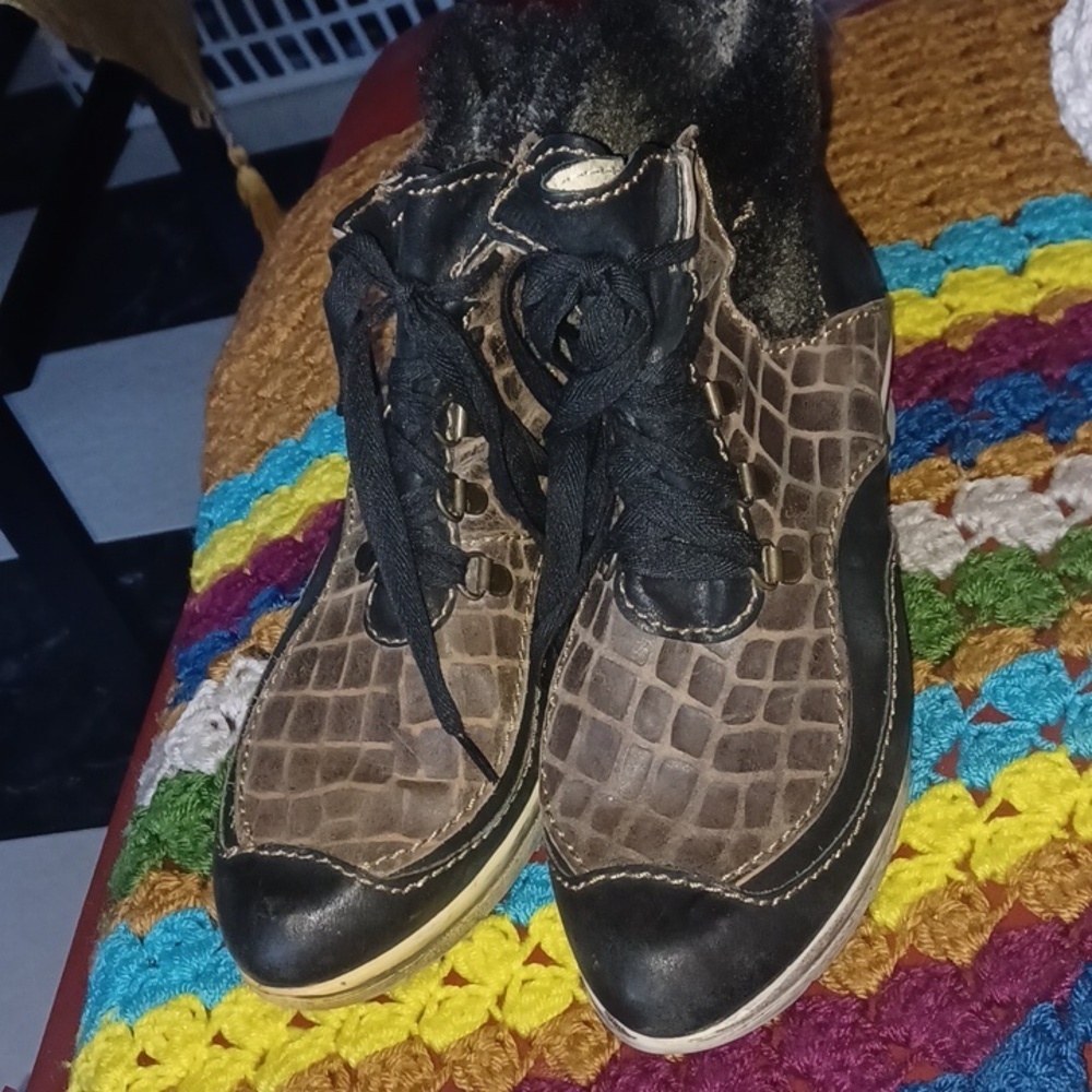 ROVERS Black & Brown Lace Up Boots Sz 37 (6.5-7)